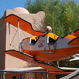 Gros plan sur un avion de l'escadrille au parc d'attraction Le PAL