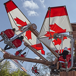 Gros plan sur les Ailes du Yukon au parc d'attraction Le PAL