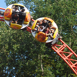 Gros plan sur les wagons du Twist, une attraction à sensations du parc de loisirs Le PAL