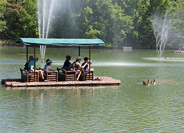 Le Lac des Chercheurs d'Or au parc de loisirs Le PAL en Auvergne-Rhône-Alpes