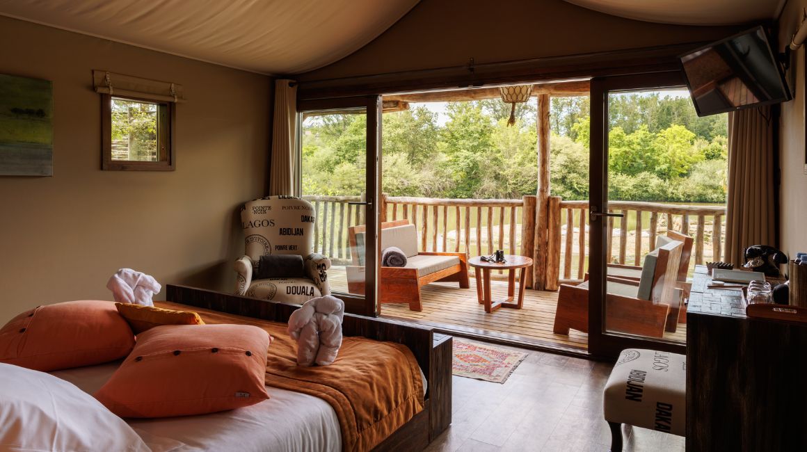 Une chambre avec une terrasse et une vue imprenable
